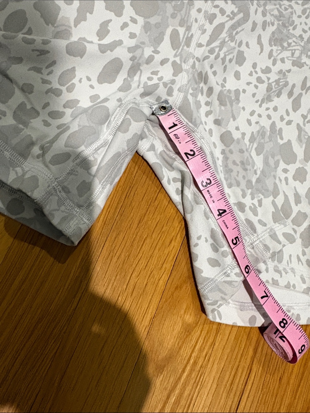 Lululemon High Rise 6” Biker Shorts White Gray Abstract Print Size 10 - Picture 7 of 7